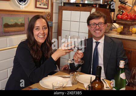 Florence - Florence - remise et ceinture tricolore entre le maire sortant, Dario Nardella et le nouveau maire Sara Funaro, déjeuner au restaurant usage éditorial seulement Banque D'Images