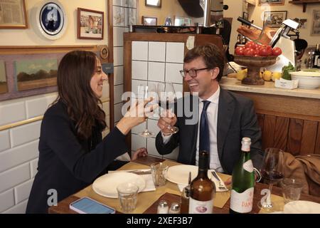 Florence - Florence - remise et ceinture tricolore entre le maire sortant, Dario Nardella et le nouveau maire Sara Funaro, déjeuner au restaurant usage éditorial seulement Banque D'Images