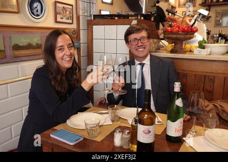 Florence - Florence - remise et ceinture tricolore entre le maire sortant, Dario Nardella et le nouveau maire Sara Funaro, déjeuner au restaurant usage éditorial seulement Banque D'Images