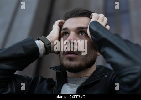 L'homme déprimé tenait la tête Banque D'Images