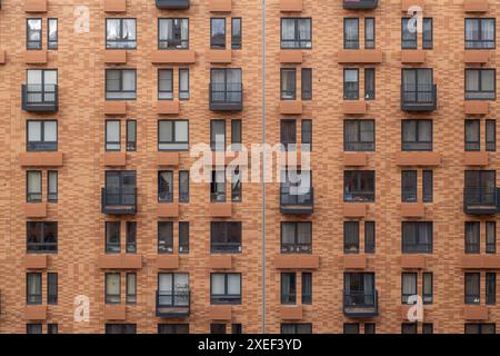 Nouveaux bâtiments à Moscou, grande maison créative lumineuse et contre le ciel Banque D'Images
