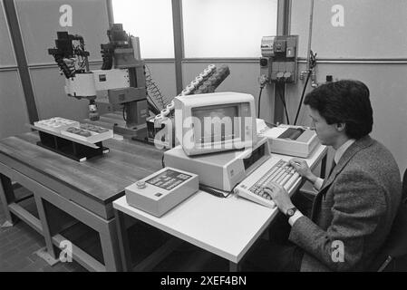 - Stabilimento IBM di Vimercate (Milan), febbraio1984 - usine IBM à Vimercate (Milan), février 1984 Banque D'Images