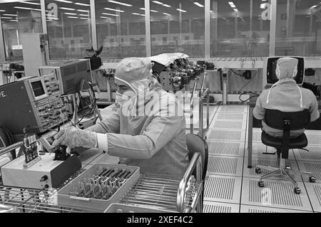 - Stabilimento IBM di Vimercate (Milan), caméra bianca, febbraio1984 - usine IBM à Vimercate (Milan), salle blanche, février 1984 Banque D'Images