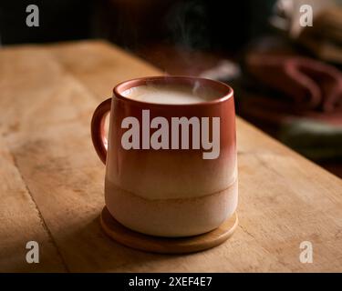 Gros plan d'une tasse vapeur de café chaud sur la table Banque D'Images