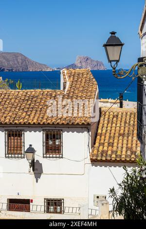 L'image présente une vue panoramique depuis la ville espagnole d'Altea. Au premier plan, il y a des bâtiments traditionnels blanchis à la chaux Banque D'Images