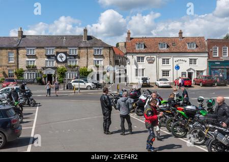 Vue sur la place du marché dans le centre-ville de Helmsley, North Yorkshire, Angleterre, Royaume-Uni, un lieu de rencontre régulier pour les motocyclistes ou les motards Banque D'Images