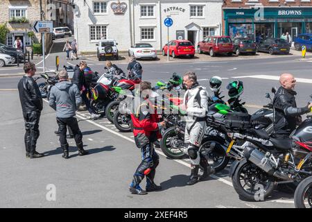 Vue sur la place du marché dans le centre-ville de Helmsley, North Yorkshire, Angleterre, Royaume-Uni, un lieu de rencontre régulier pour les motocyclistes ou les motards Banque D'Images