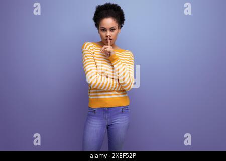 Modèle Latina jeune femme avec cheveux afro sur fond de studio Banque D'Images
