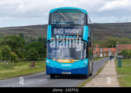 Un bus à impériale Coastliner traversant le village de Goathland dans le Yorkshire du Nord, Angleterre, Royaume-Uni, sur une route panoramique vers Whitby Banque D'Images