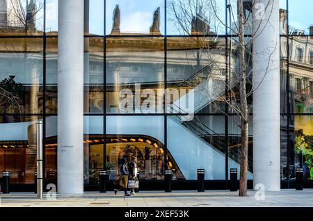 Le bâtiment Gibson Hall du XIXe siècle se reflète dans la façade moderne du 22 Bishopsgate, City of London UK Banque D'Images