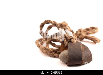 Sling Shot and Stones on a White background de l'histoire de David et Goliath dans la Bible Banque D'Images