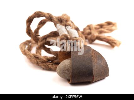 Sling Shot and Stones on a White background de l'histoire de David et Goliath dans la Bible Banque D'Images