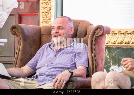 BROADCHALKE, WILTSHIRE, Royaume-Uni, 26 juin 2024, le comédien Al Murray et l'historien James Holland ont discuté de tous les sujets de la seconde Guerre mondiale en apportant leur podcast bimensuel « WW2 Pod : We have Ways of Making You Talk » en direct au Chalke History Festival, le principal festival d'histoire du Royaume-Uni. L’événement attire des centaines de milliers de passionnés d’histoire, dont des dizaines de milliers d’écoliers. Crédit John Rose/Alamy Live News Banque D'Images