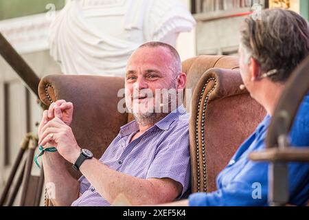 BROADCHALKE, WILTSHIRE, Royaume-Uni, 26 juin 2024, le comédien Al Murray et l'historien James Holland ont discuté de tous les sujets de la seconde Guerre mondiale en apportant leur podcast bimensuel « WW2 Pod : We have Ways of Making You Talk » en direct au Chalke History Festival, le principal festival d'histoire du Royaume-Uni. L’événement attire des centaines de milliers de passionnés d’histoire, dont des dizaines de milliers d’écoliers. Crédit John Rose/Alamy Live News Banque D'Images