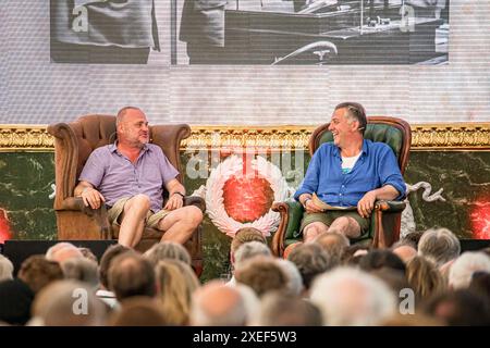BROADCHALKE, WILTSHIRE, Royaume-Uni, 26 juin 2024, le comédien Al Murray et l'historien James Holland ont discuté de tous les sujets de la seconde Guerre mondiale en apportant leur podcast bimensuel « WW2 Pod : We have Ways of Making You Talk » en direct au Chalke History Festival, le principal festival d'histoire du Royaume-Uni. L’événement attire des centaines de milliers de passionnés d’histoire, dont des dizaines de milliers d’écoliers. Crédit John Rose/Alamy Live News Banque D'Images