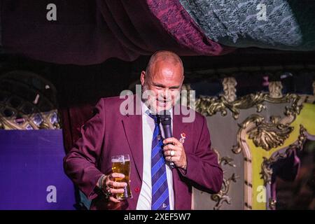 BROADCHALKE, WILTSHIRE, Royaume-Uni, 26 juin 2024, le comédien Al Murray (alias The Pub Landlord) a apporté sa routine de stand up live au Chalke History Festival, le principal festival d'histoire du Royaume-Uni. L’événement attire des centaines de milliers de passionnés d’histoire, dont des dizaines de milliers d’écoliers. Crédit John Rose/Alamy Live News Banque D'Images