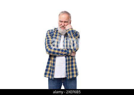 Bel homme retraité âgé aux cheveux gris avec moustache et pensée barbe Banque D'Images