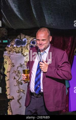 BROADCHALKE, WILTSHIRE, Royaume-Uni, 26 juin 2024, le comédien Al Murray (alias The Pub Landlord) a apporté sa routine de stand up live au Chalke History Festival, le principal festival d'histoire du Royaume-Uni. L’événement attire des centaines de milliers de passionnés d’histoire, dont des dizaines de milliers d’écoliers. Crédit John Rose/Alamy Live News Banque D'Images