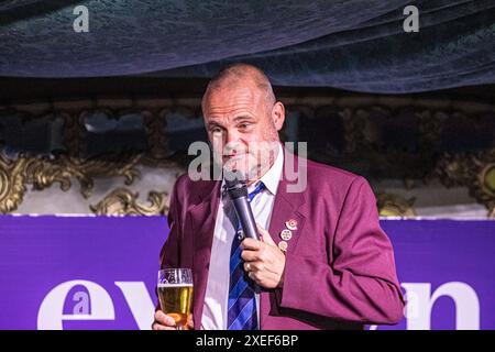 BROADCHALKE, WILTSHIRE, Royaume-Uni, 26 juin 2024, le comédien Al Murray (alias The Pub Landlord) a apporté sa routine de stand up live au Chalke History Festival, le principal festival d'histoire du Royaume-Uni. L’événement attire des centaines de milliers de passionnés d’histoire, dont des dizaines de milliers d’écoliers. Crédit John Rose/Alamy Live News Banque D'Images