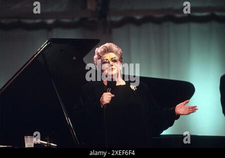 La chanteuse Rosemary Clooney se produit lors de l'enregistrement de la série PBS « In performance at the White House » sur la pelouse sud de la Maison Blanche à Washington DC le 18 juin 1993. Le spectacle est un salut en l'honneur du 40e anniversaire du Newport Jazz Festival. Crédit : Ron Sachs/CNP/Sipa USA crédit : Sipa USA/Alamy Live News Banque D'Images