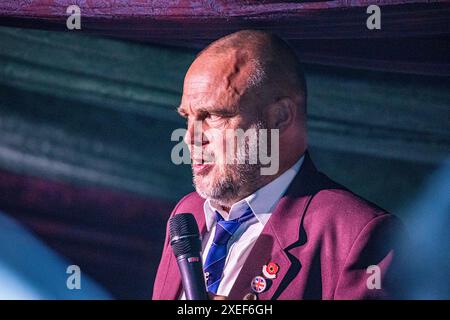 BROADCHALKE, WILTSHIRE, Royaume-Uni, 26 juin 2024, le comédien Al Murray (alias The Pub Landlord) a apporté sa routine de stand up live au Chalke History Festival, le principal festival d'histoire du Royaume-Uni. L’événement attire des centaines de milliers de passionnés d’histoire, dont des dizaines de milliers d’écoliers. Crédit John Rose/Alamy Live News Banque D'Images