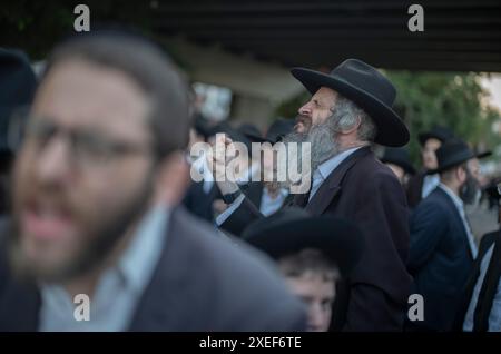 Beni Brak, Israël. 27 juin 2024. Les Juifs ultra orthodoxes protestent contre le service militaire obligatoire en Israël. Les neuf juges de la Cour suprême de Jérusalem ont jugé qu'il n'y avait pas de fondement juridique pour exempter les ultra-orthodoxes du service militaire obligatoire et ont approuvé deux requêtes demandant leur conscription immédiate. Crédit : Ilia Yefimovich/dpa/Alamy Live News Banque D'Images