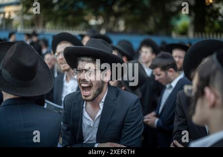 Beni Brak, Israël. 27 juin 2024. Les Juifs ultra orthodoxes protestent contre le service militaire obligatoire en Israël. Les neuf juges de la Cour suprême de Jérusalem ont jugé qu'il n'y avait pas de fondement juridique pour exempter les ultra-orthodoxes du service militaire obligatoire et ont approuvé deux requêtes demandant leur conscription immédiate. Crédit : Ilia Yefimovich/dpa/Alamy Live News Banque D'Images