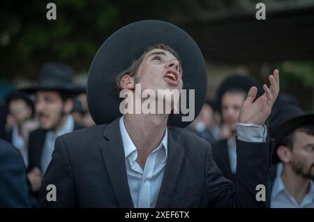 Beni Brak, Israël. 27 juin 2024. Les Juifs ultra orthodoxes protestent contre le service militaire obligatoire en Israël. Les neuf juges de la Cour suprême de Jérusalem ont jugé qu'il n'y avait pas de fondement juridique pour exempter les ultra-orthodoxes du service militaire obligatoire et ont approuvé deux requêtes demandant leur conscription immédiate. Crédit : Ilia Yefimovich/dpa/Alamy Live News Banque D'Images