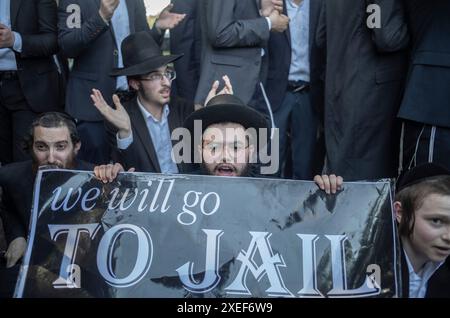 Beni Brak, Israël. 27 juin 2024. Les Juifs ultra orthodoxes protestent contre le service militaire obligatoire en Israël. Les neuf juges de la Cour suprême de Jérusalem ont jugé qu'il n'y avait pas de fondement juridique pour exempter les ultra-orthodoxes du service militaire obligatoire et ont approuvé deux requêtes demandant leur conscription immédiate. Crédit : Ilia Yefimovich/dpa/Alamy Live News Banque D'Images