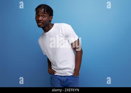 T-shirt blanc avec espace pour l'impression habillé pour un homme Banque D'Images