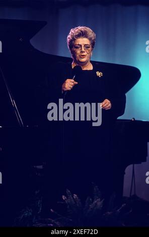 La chanteuse Rosemary Clooney se produit lors de l'enregistrement de la série PBS « In performance at the White House » sur la pelouse sud de la Maison Blanche à Washington DC le 18 juin 1993. Le spectacle est un salut en l'honneur du 40e anniversaire du Newport Jazz Festival. Crédit : Ron Sachs/CNP/Sipa USA crédit : Sipa USA/Alamy Live News Banque D'Images