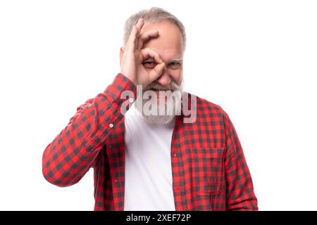 Mignon gentil gentil 60s homme vieux grand-père avec la barbe grise Banque D'Images