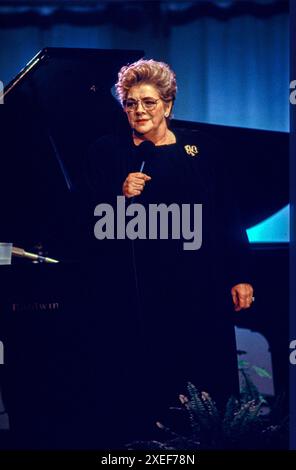 La chanteuse Rosemary Clooney se produit lors de l'enregistrement de la série PBS « In performance at the White House » sur la pelouse sud de la Maison Blanche à Washington DC le 18 juin 1993. Le spectacle est un salut en l'honneur du 40e anniversaire du Newport Jazz Festival. Crédit : Ron Sachs/CNP/Sipa USA crédit : Sipa USA/Alamy Live News Banque D'Images