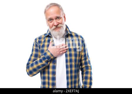 Bel homme mature aux cheveux gris avec une barbe dans une chemise sur un fond blanc avec espace de copie Banque D'Images