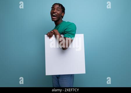 Jeune homme africain positif avec écriteau en papier pour les notes Banque D'Images