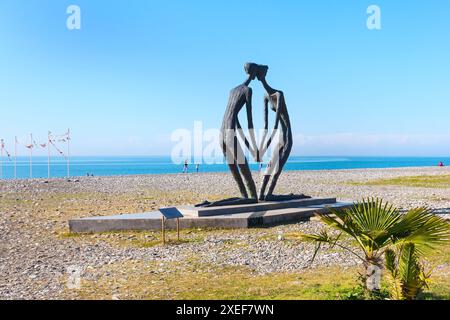 Scuplture dédié à l'amour sur la plage le long de la mer Noire à Batoumi, Adjara, Géorgie. Banque D'Images