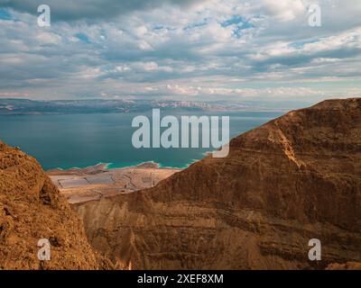 Une vue imprenable aérienne sur la mer morte et le désert de Judée environnant sous un ciel partiellement nuageux en Israël Banque D'Images