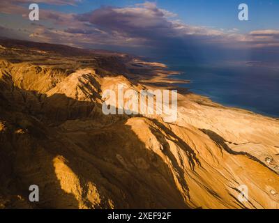 Une vue imprenable aérienne sur la mer morte et le désert de Judée environnant sous un ciel partiellement nuageux en Israël Banque D'Images