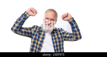 Mignon joyeux homme âgé des années 50 aux cheveux gris avec une barbe sur un fond blanc Banque D'Images