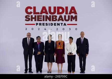 De gauche à droite DAVID KERSHENOBICH (Secrétaire à la santé) RAQUEL BUENROSTRO (Secrétaire à la fonction publique) LUZ ELENA GONZALEZ (Secrétaire à l'énergie) CLAUDIA SHEINBAUM (Présidente virtuelle élue) EDNA VEGA RANGEL (Secrétaire au développement agraire) et JESUS ESTEVA MEDINA (Secrétaire à la communication) lors de la présentation de la deuxième partie du cabinet présidentiel dans les installations du Musée interactif de l'économie. Banque D'Images