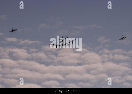 Berlin, Allemagne. 27 juin 2024. Un avion-citerne américain KC-135 de la 100th Air ravitaillement Wing (M.) flanqué de deux avions de combat Eurofighter de la Tactical Air Force Wing 71 'Richthofen' volant en formation à une altitude d'environ 300 mètres au-dessus du Wannsee. Crédit : Carsten Koall/dpa/Alamy Live News Banque D'Images