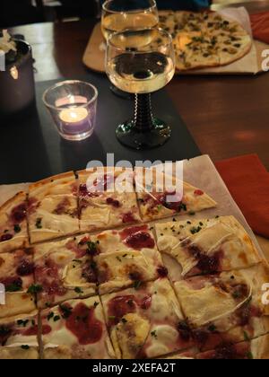 Tarte Flambee d'Alsace avec fromage à la crème de chèvre, oignons, servi avec vin alsacien local Banque D'Images