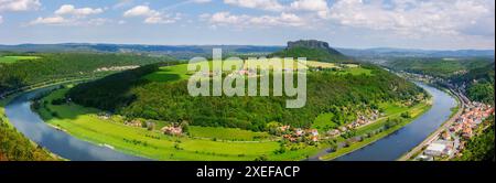 Panoramique panoramique panoramique panoramique de la courbe de l'Elbe au parc national de Sachsische Schweiz Allemagne depuis le château forteresse Konigstein fond bleu ciel nuageux Banque D'Images