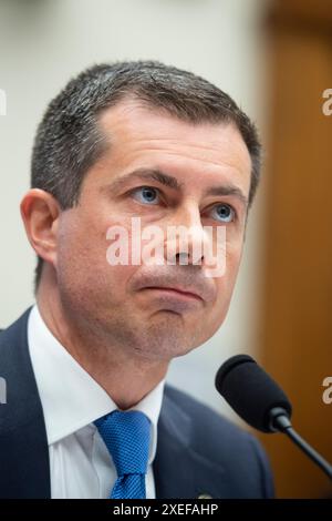 Washington, Vereinigte Staaten. 27 juin 2024. Le secrétaire des Transports des États-Unis Pete Buttigieg comparaît devant une audience du Comité des transports et de l'infrastructure de la Chambre des communes intitulée « Oversight of the Department of Transportation's Policies and fiscal Year 2025 budget Request » dans le Rayburn House Office Building à Washington, DC, le jeudi 27 juin 2024. Crédit : Rod Lamkey/CNP/dpa/Alamy Live News Banque D'Images