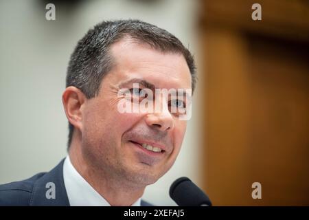 Washington, Vereinigte Staaten. 27 juin 2024. Le secrétaire des Transports des États-Unis Pete Buttigieg comparaît devant une audience du Comité des transports et de l'infrastructure de la Chambre des communes intitulée « Oversight of the Department of Transportation's Policies and fiscal Year 2025 budget Request » dans le Rayburn House Office Building à Washington, DC, le jeudi 27 juin 2024. Crédit : Rod Lamkey/CNP/dpa/Alamy Live News Banque D'Images