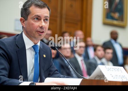 Washington, Vereinigte Staaten. 27 juin 2024. Le secrétaire des Transports des États-Unis Pete Buttigieg comparaît devant une audience du Comité des transports et de l'infrastructure de la Chambre des communes intitulée « Oversight of the Department of Transportation's Policies and fiscal Year 2025 budget Request » dans le Rayburn House Office Building à Washington, DC, le jeudi 27 juin 2024. Crédit : Rod Lamkey/CNP/dpa/Alamy Live News Banque D'Images