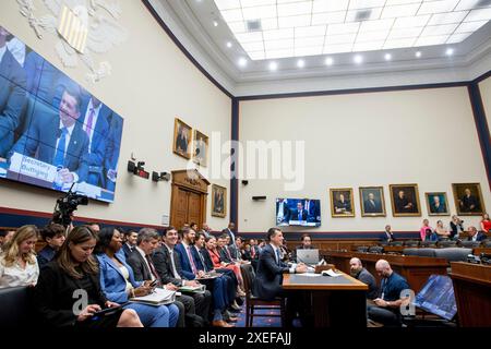 Washington, Vereinigte Staaten. 27 juin 2024. Le secrétaire des Transports des États-Unis Pete Buttigieg comparaît devant une audience du Comité des transports et de l'infrastructure de la Chambre des communes intitulée « Oversight of the Department of Transportation's Policies and fiscal Year 2025 budget Request » dans le Rayburn House Office Building à Washington, DC, le jeudi 27 juin 2024. Crédit : Rod Lamkey/CNP/dpa/Alamy Live News Banque D'Images