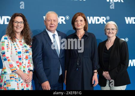 Von links : Der scheidende WDR-Intendant Tom BUHROW Claudia SCHARE, Vorsitzende WDR Verwaltungsrat, die neue Intendantin Katrin VERNAU, Corinna BLUEMEL, Blümel, Vorsitzaende WDR Rundfunkrat. Wahl des neuen WDR Intendanten/der neuen Intendantin im Koelner Guerzenich, 27.06.2024. *** De gauche à droite, Tom BUHROW Claudia SCHARE, directeur général sortant de la WDR, présidente du conseil d'administration de la WDR, la nouvelle directrice générale Katrin VERNAU, Corinna BLUEMEL, Blümel, présidente du conseil de radiodiffusion de la WDR élection du nouveau directeur général de la WDR, du nouveau directeur général de la WDR à Cologne Guerzenich, 27 06 2 Banque D'Images