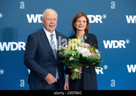 Von links : Der scheidende WDR-Intendant Tom BUHROW die neue Intendantin Katrin VERNAU, Wahl des neuen WDR Intendanten/der neuen Intendantin im Koelner Guerzenich, 27.06.2024. *** De gauche à droite, Directeur général sortant du WDR Tom BUHROW le nouveau Directeur général Katrin VERNAU, élection du nouveau Directeur général du WDR du nouveau Directeur général à Cologne, 27 06 2024 Banque D'Images