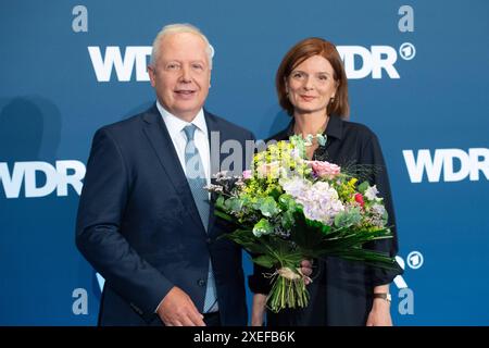 Von links : Der scheidende WDR-Intendant Tom BUHROW die neue Intendantin Katrin VERNAU, Wahl des neuen WDR Intendanten/der neuen Intendantin im Koelner Guerzenich, 27.06.2024. *** De gauche à droite, Directeur général sortant du WDR Tom BUHROW le nouveau Directeur général Katrin VERNAU, élection du nouveau Directeur général du WDR du nouveau Directeur général à Cologne, 27 06 2024 Banque D'Images